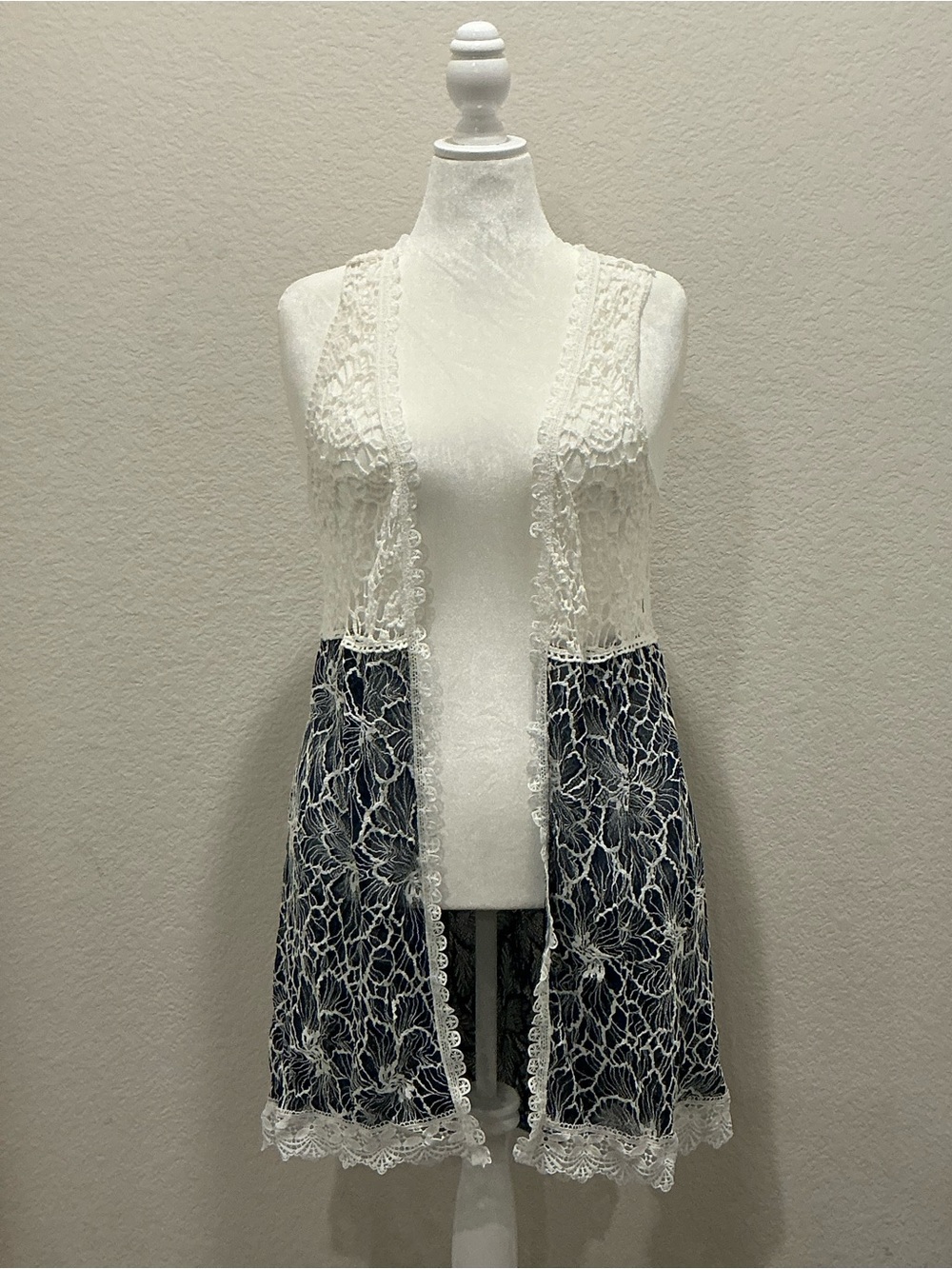 Lace Overlay Sleeveless Vest Cardigan - White & Navy
